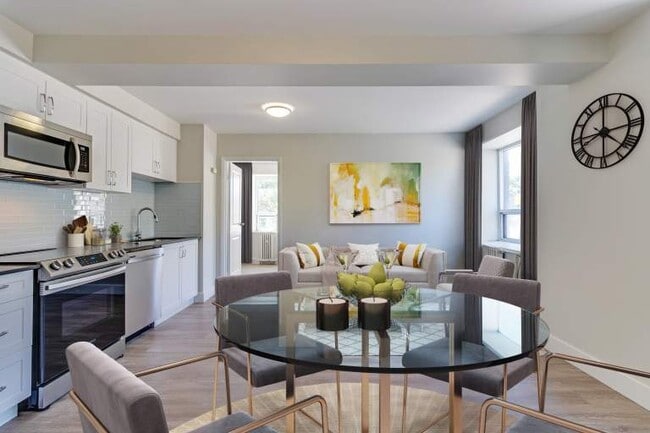 Building Photo - 2837 Yonge St