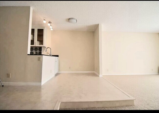 Building Photo - 3029 Kaiser Dr