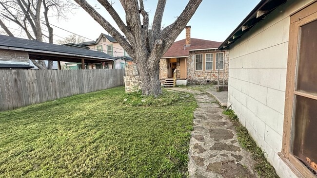 Building Photo - 942 Bailey Ave