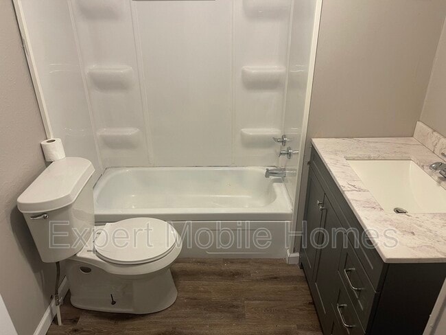 Foto del edificio - 2481 W Sherman Blvd