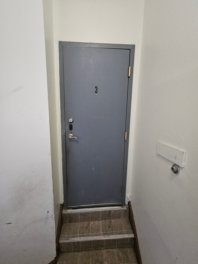 Foto del edificio - 628-630 Brandon St