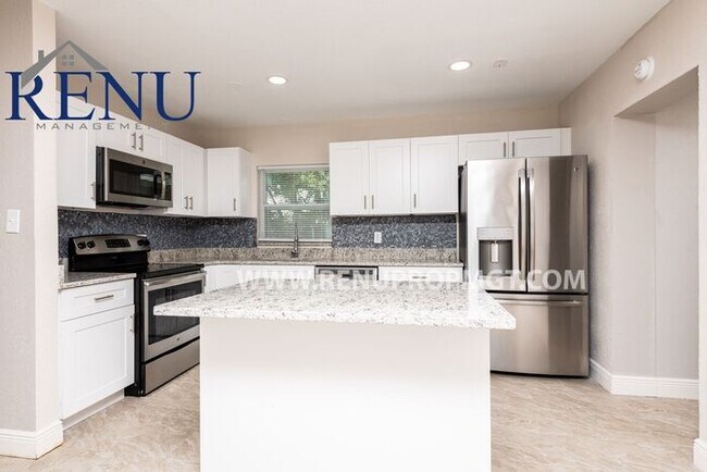 Foto del edificio - Available Now!