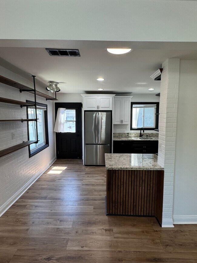 Foto del edificio - !! MOVE-IN SPECIAL !!  Bright Carson Front House Duplex with Modern Finishes