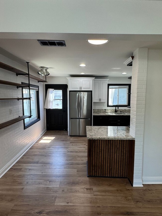 Building Photo - Bright Carson Front House Duplex with Modern Finishes