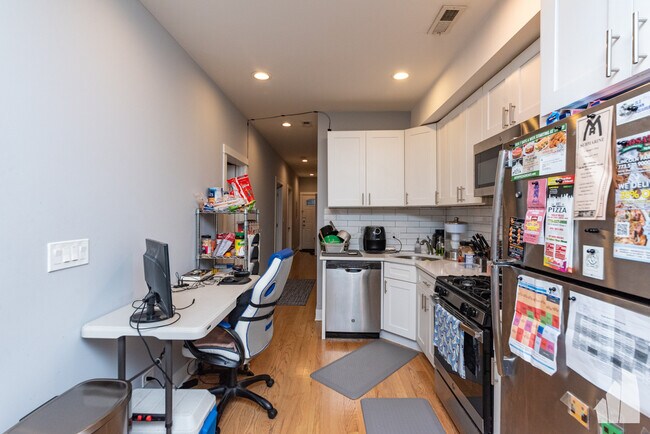 Foto del edificio - 2437 N Ashland Ave