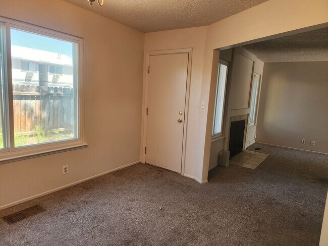 Foto del edificio - 4-Bedroom, 3-Bath, 2 Car-Garage