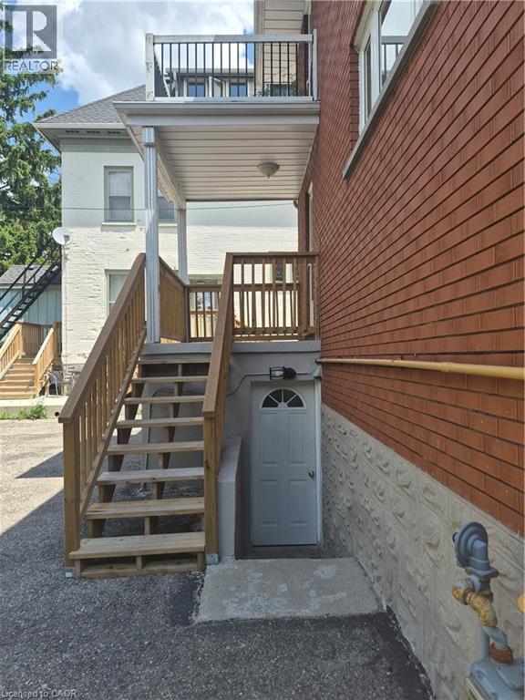 Building Photo - 132 Allen St E