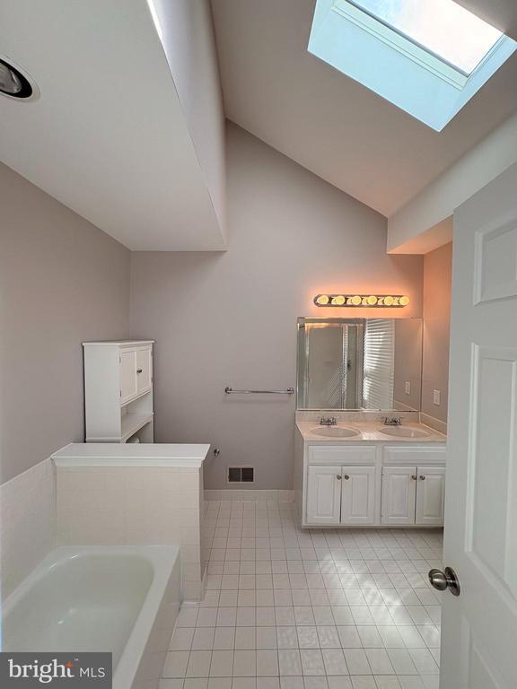 Building Photo - 905 Kennedy Ct
