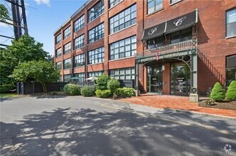 Building Photo - 526 Plum St