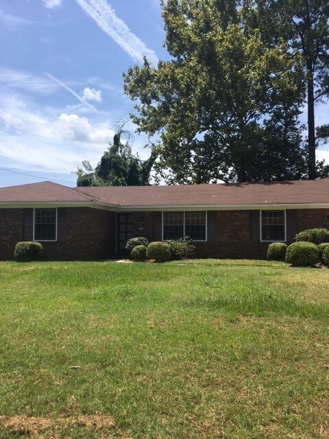 Foto principal - 1511 Chevy Chase Rd