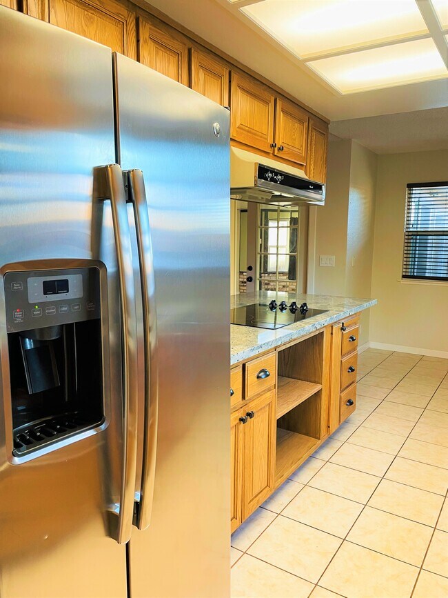 kitchen - 1000 Northridge Dr