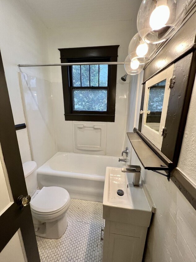 Foto del edificio - 408 E State St