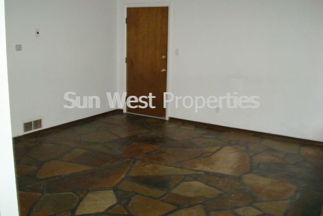 Building Photo - Ground level unit! Six month lease option!
