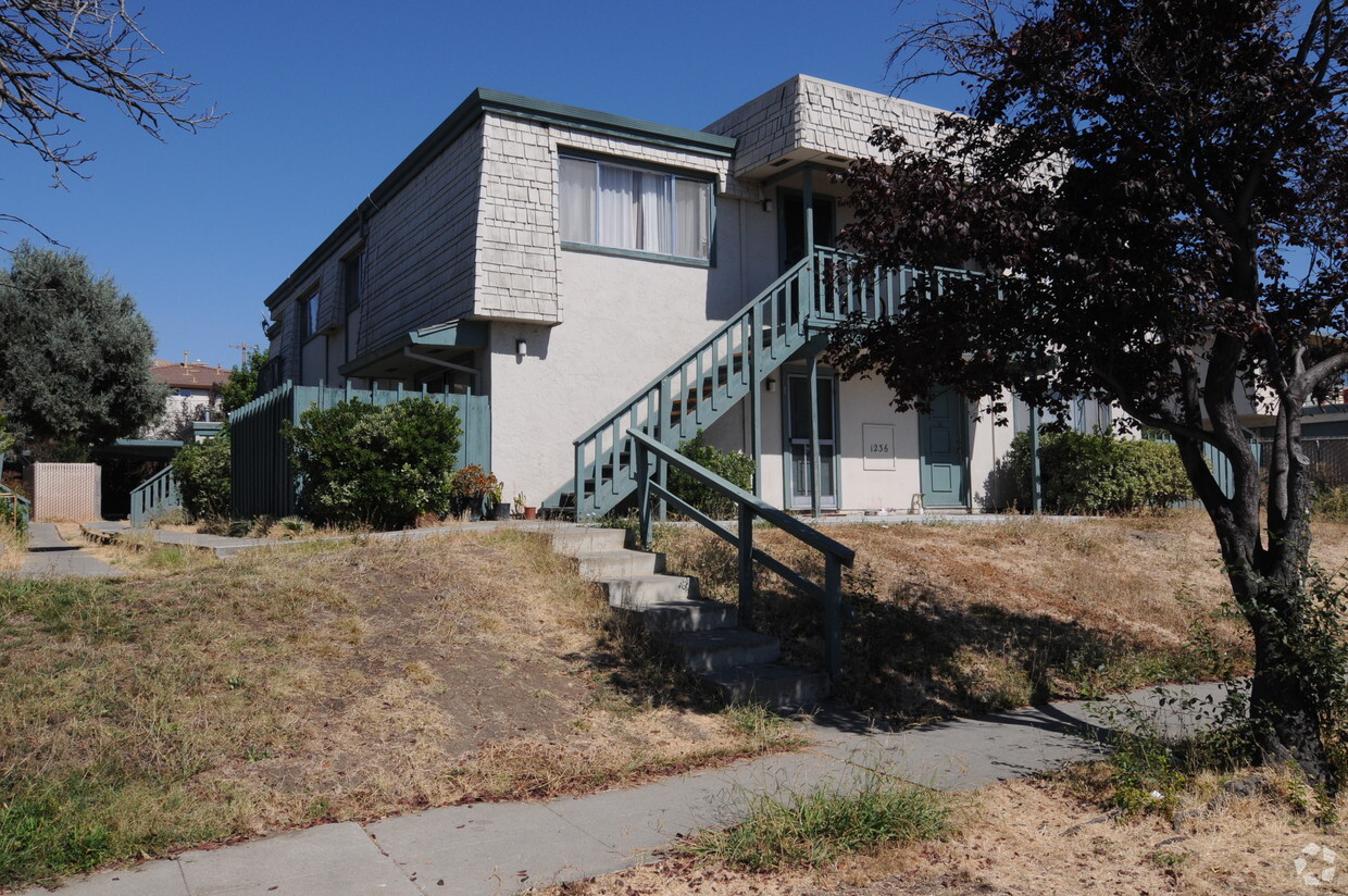 Primary Photo - Sierra Village Apartments