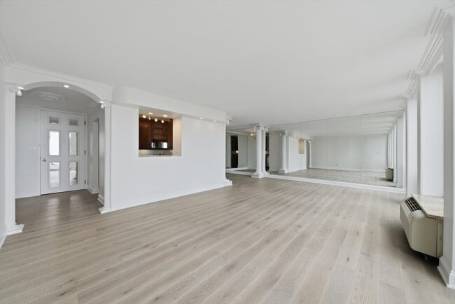 Building Photo - 111 E Chestnut St