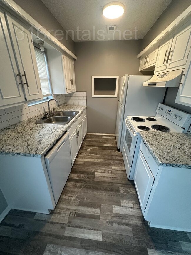 Building Photo - $895 - 2 bed 1 bath - Duplex
