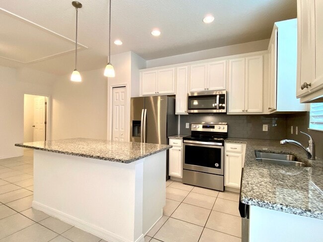 Building Photo - 3BD/2.5BA Town Home in Goldenrod Reserve I...