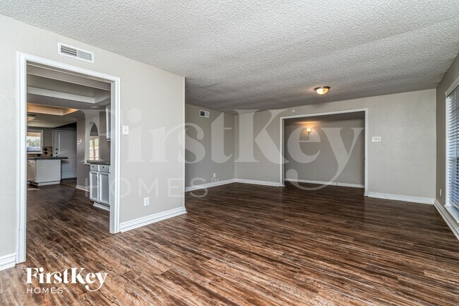 Foto del edificio - 4913 Alta Oaks Ln