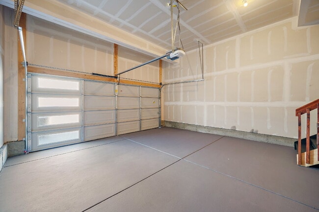 Building Photo - Modern 2 Bedroom, 2.5 Bathroom Townhome with a Loft, Central A/C, Gas Fireplace, and Washer and D...