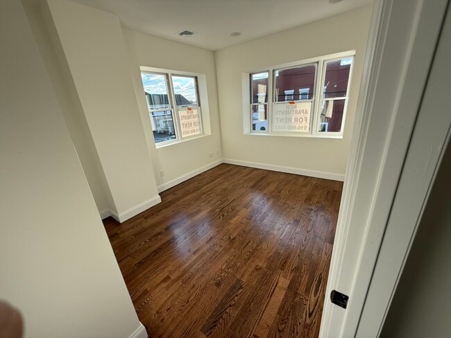 Building Photo - 272 Broadway