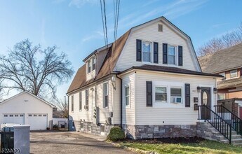 Building Photo - 382 Marion St