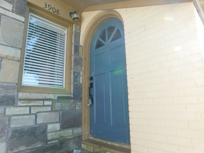 Foto del edificio - 2 Bed 1.5 Bath Duplex near downtown