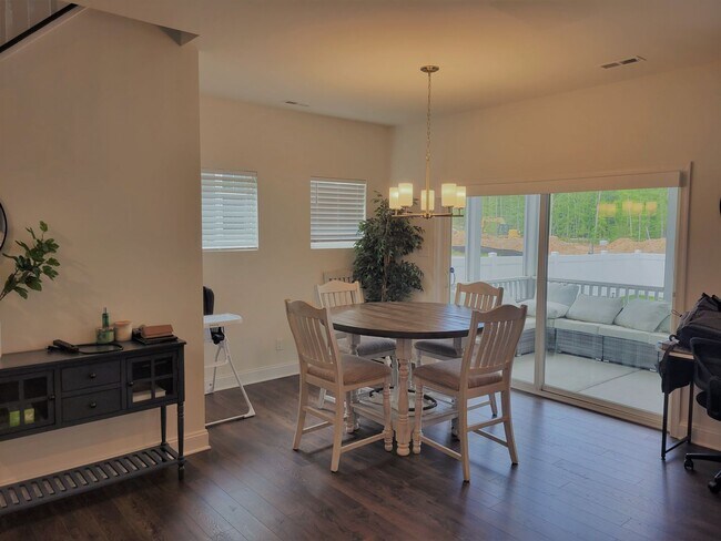 Foto del edificio - Beautiful end unit townhouse in Cosby Village with loads of extras.
