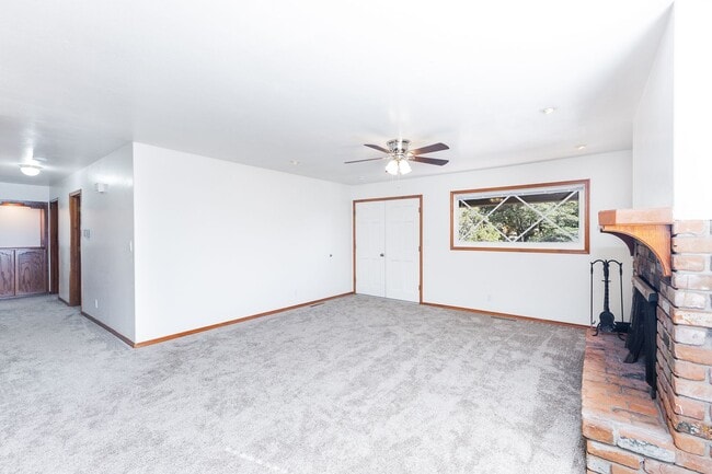 Building Photo - 4 Bedroom, 3 Bathroom Home Near Thumb Butte!