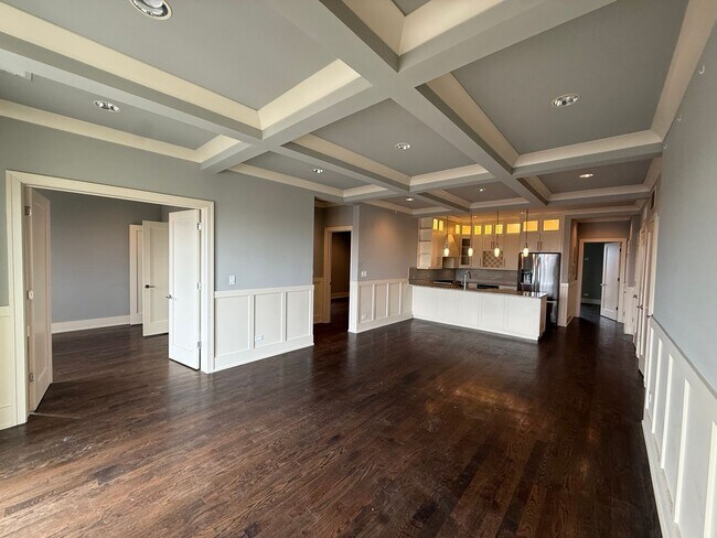 Building Photo - PRICE REDUCED! Luxury 3BR/2BA Condo – Prime Hyde Park Location, Modern Finishes.