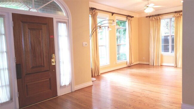 Building Photo - 4621 Maple St