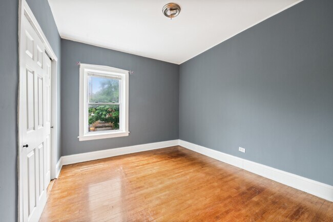 Building Photo - 5353 W Belle Plaine Ave
