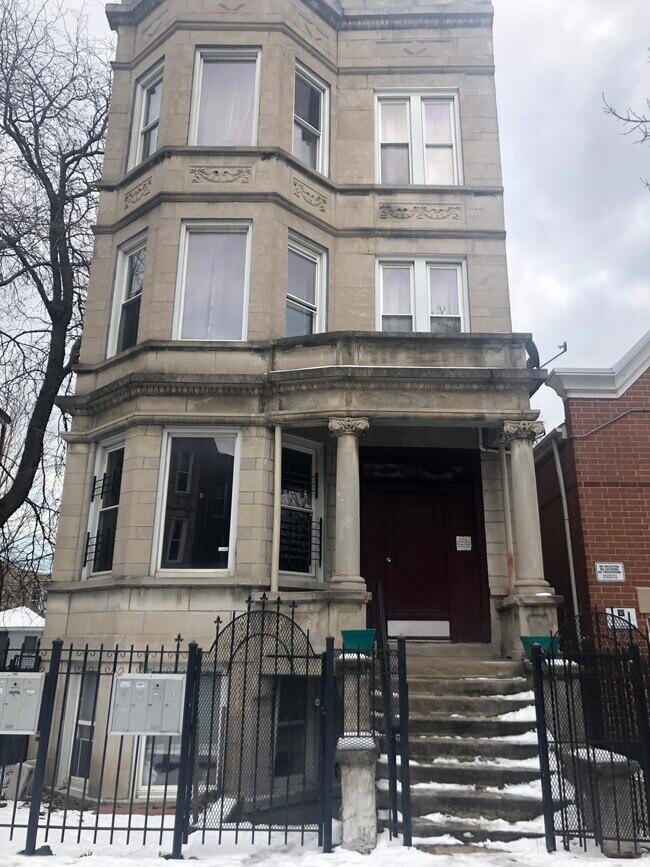 Building Photo - 1425 N Maplewood Ave
