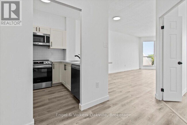 Photo du bâtiment - 2511 Lakeshore Rd W