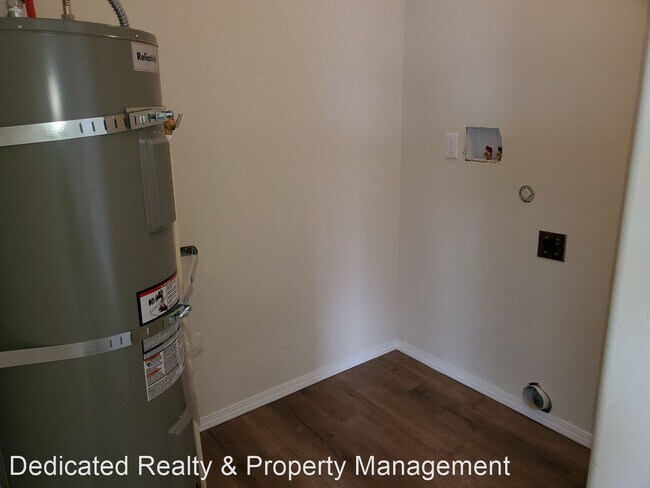 Foto del edificio - 323 Emerald Rd