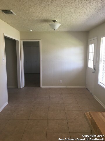 Foto del edificio - 703 Woodcrest Cir
