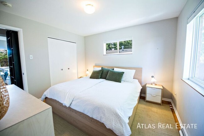 Building Photo - 681 S Holly St