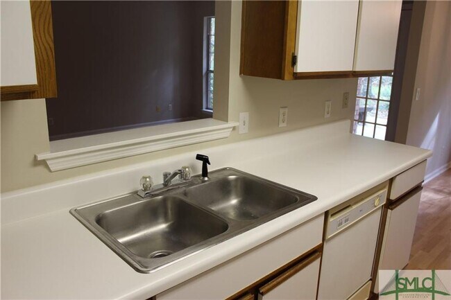 Foto del edificio - 3 bed 2 Bath Richmond Hill