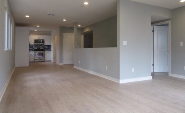 Building Photo - 625 N Mariposa Ave