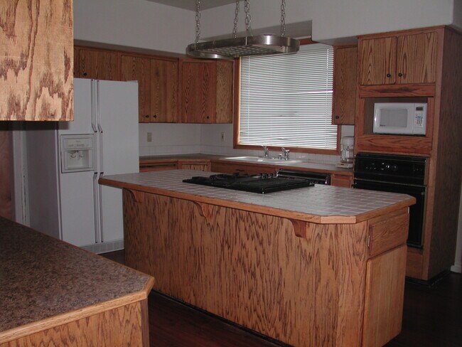 Building Photo - Cascade Highlands neighborhood spacious 4 ...