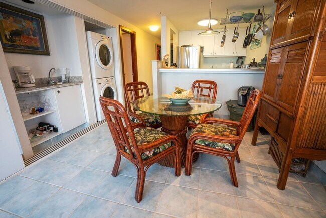 Building Photo - BEACH FRONT 2/2/1pkg, furnished condo on W...