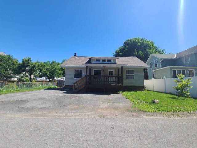 Primary Photo - 9409 Pear St