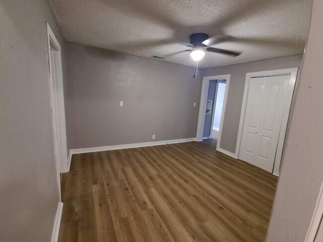 Foto del edificio - 1623 E Main St