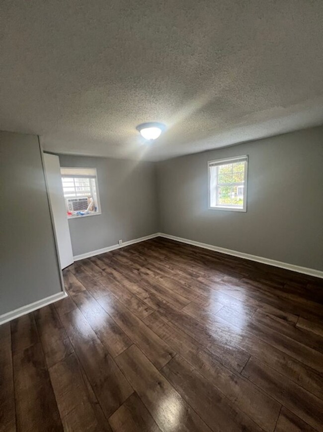 Building Photo - 2 Bedroom 1 Bath Home ** MOVE IN by 12/15 ...