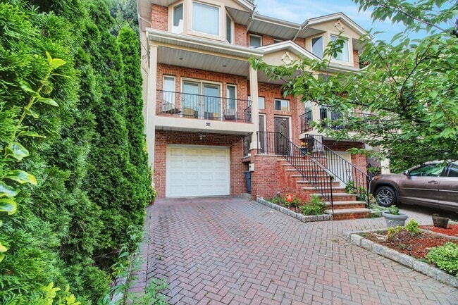 Photo - 176 Undercliff Ave Townhome