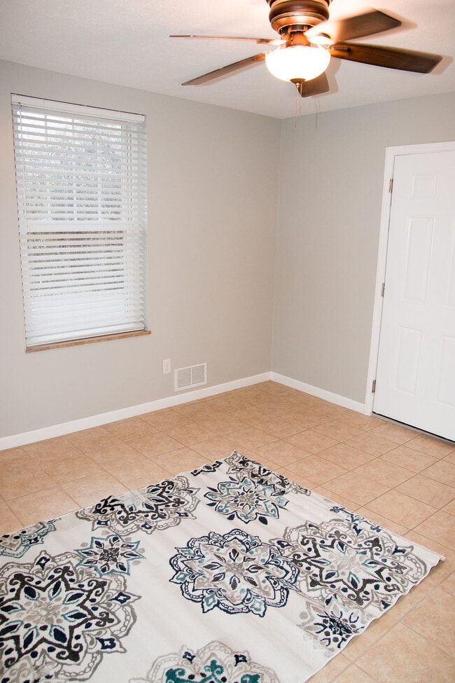 Building Photo - 809 Diamond Ct