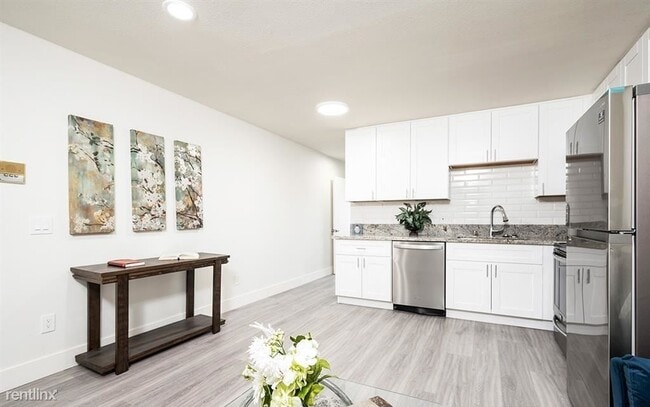 Building Photo - 1 br, 1.5 bath Condo - 235 E River Dr
