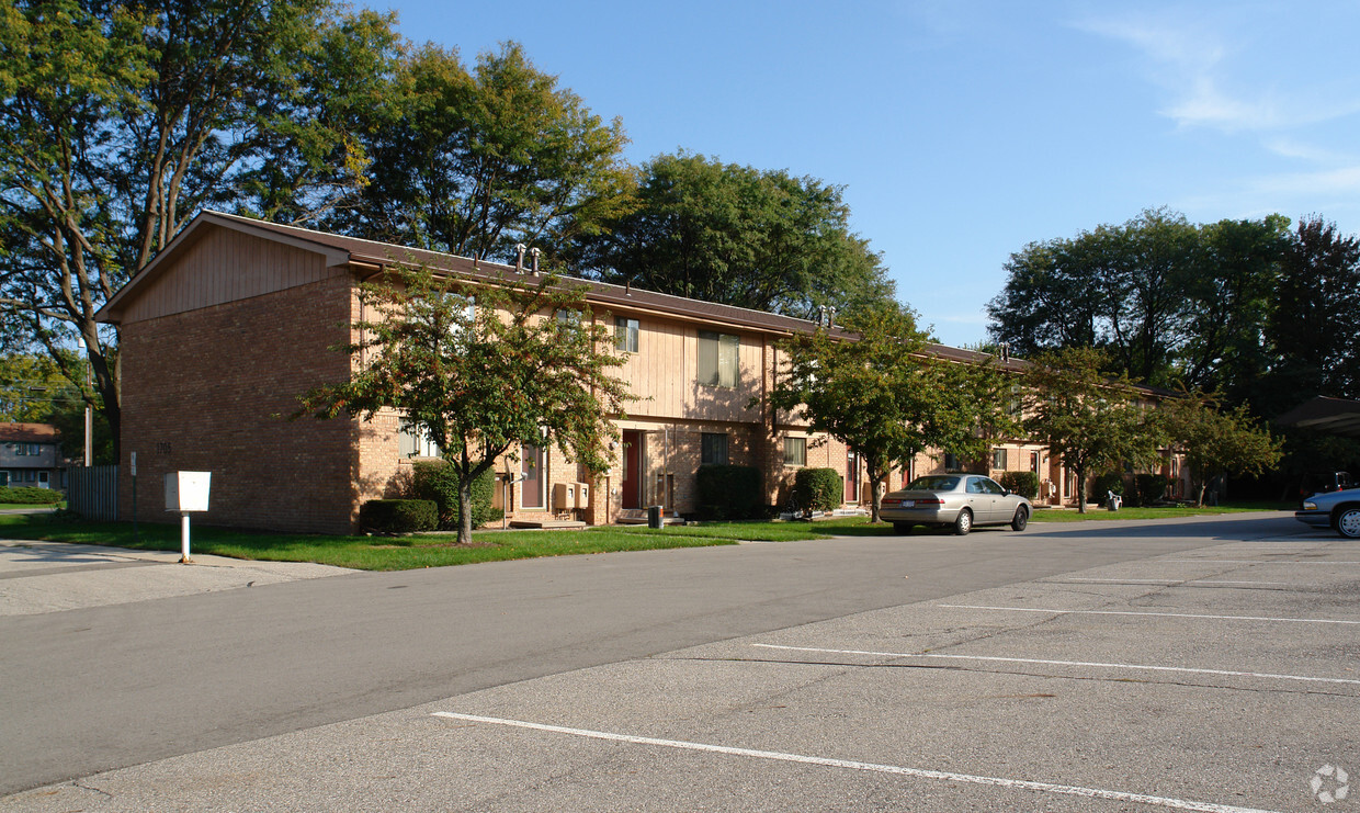 Building Photo - 1705 Chief Okemos Cir