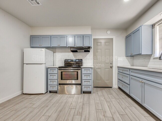 Building Photo - 2207 Donna Dr