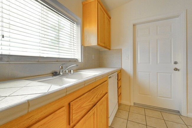 Building Photo - Beautiful Single Family Home located in He...