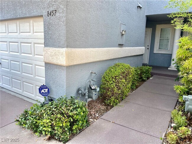 Foto del edificio - 8457 Pacific Fountain Ave